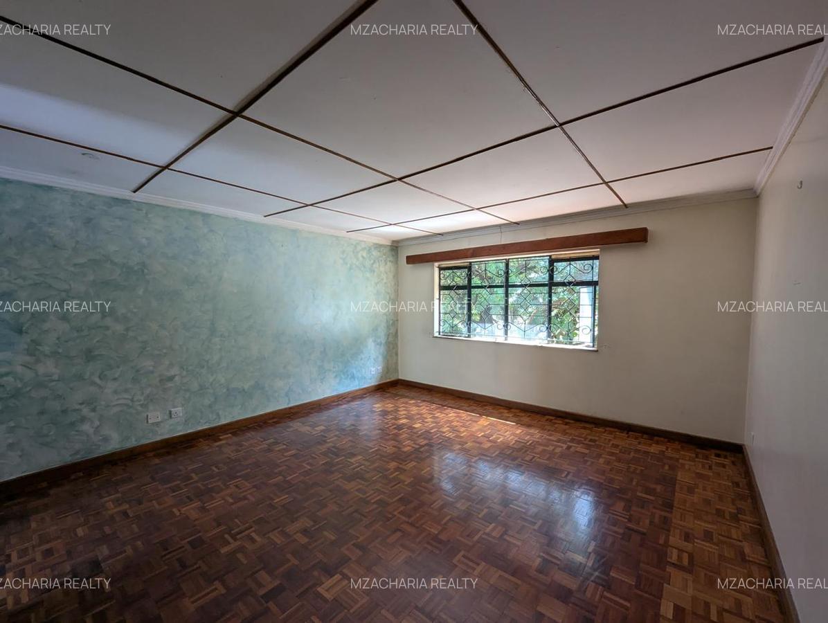 5 Bed House with En Suite in Brookside - 10