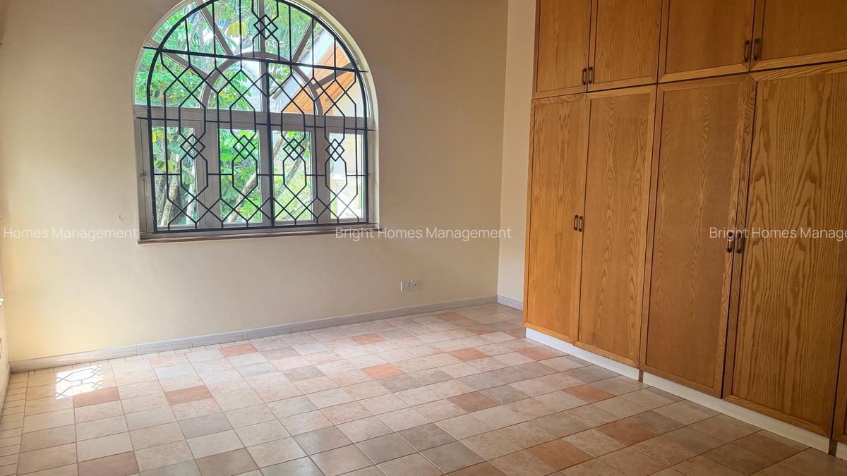 4 Bed Villa with En Suite in Spring Valley - 8