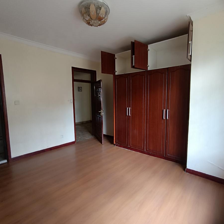 5 Bed House with En Suite in Lavington - 13