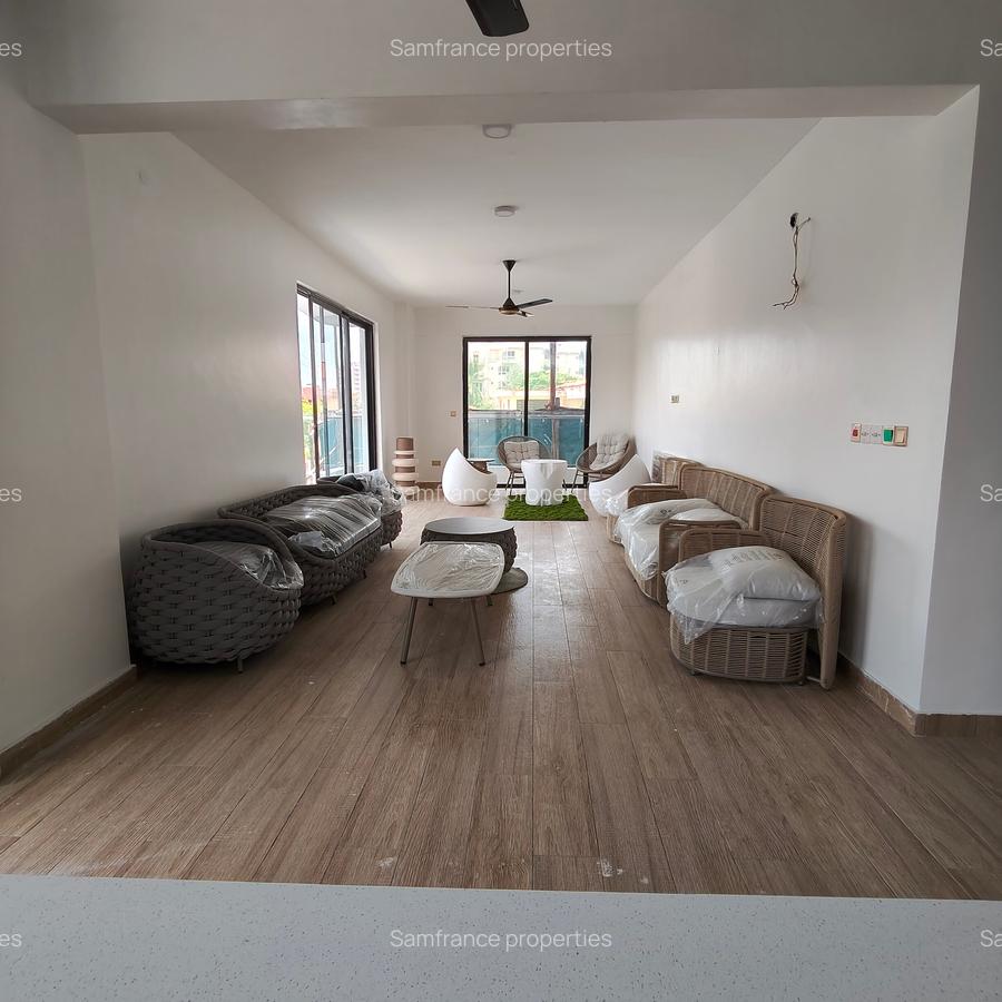 Serviced 2 Bed Apartment with En Suite at 2 Avanue - 7