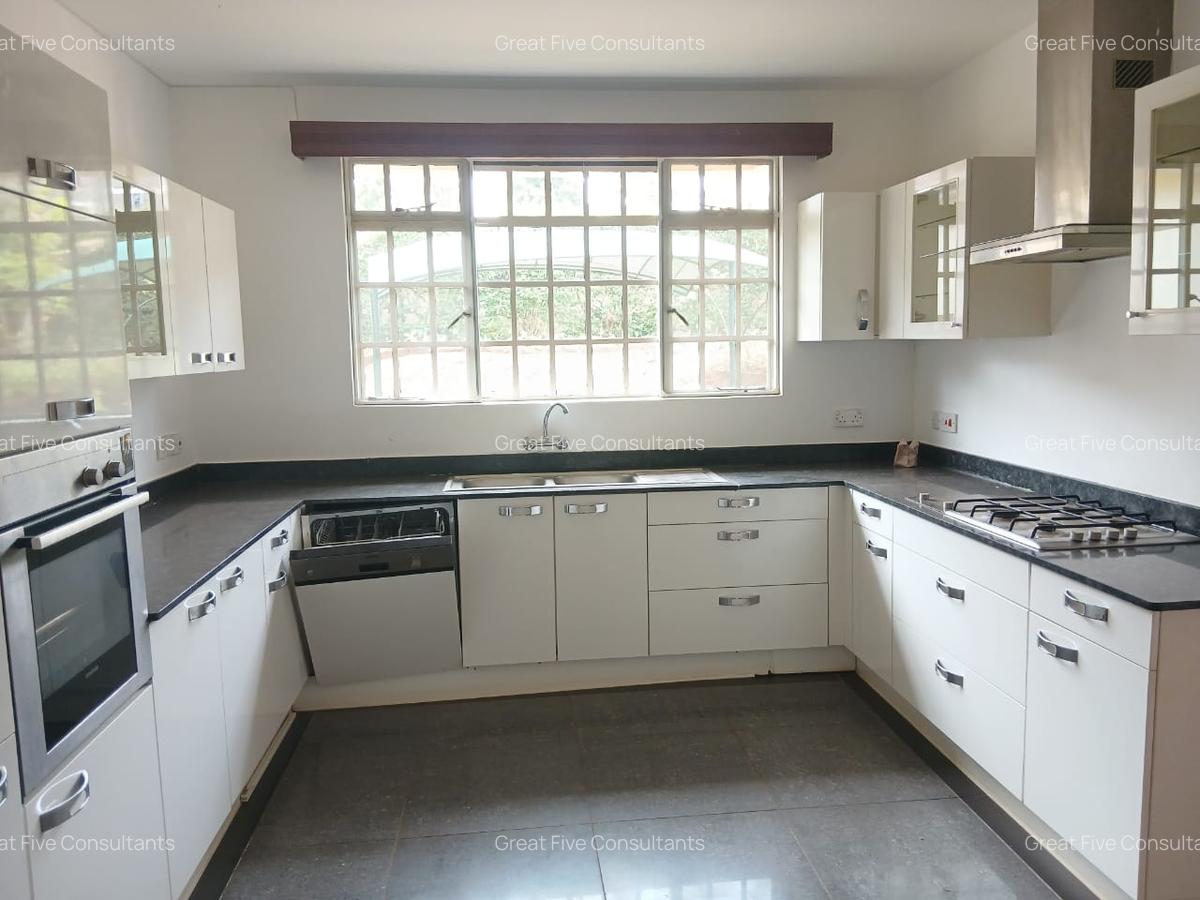 4 Bed Villa with En Suite in Redhill - 7