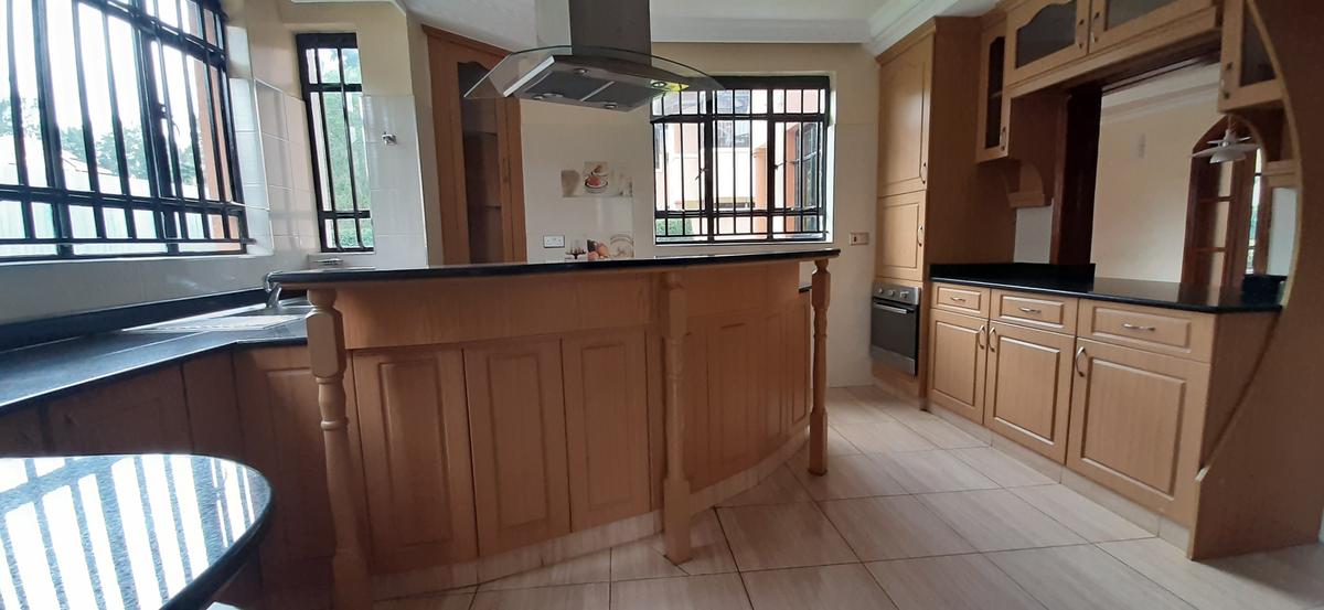 4 Bed House with En Suite in Lavington - 9