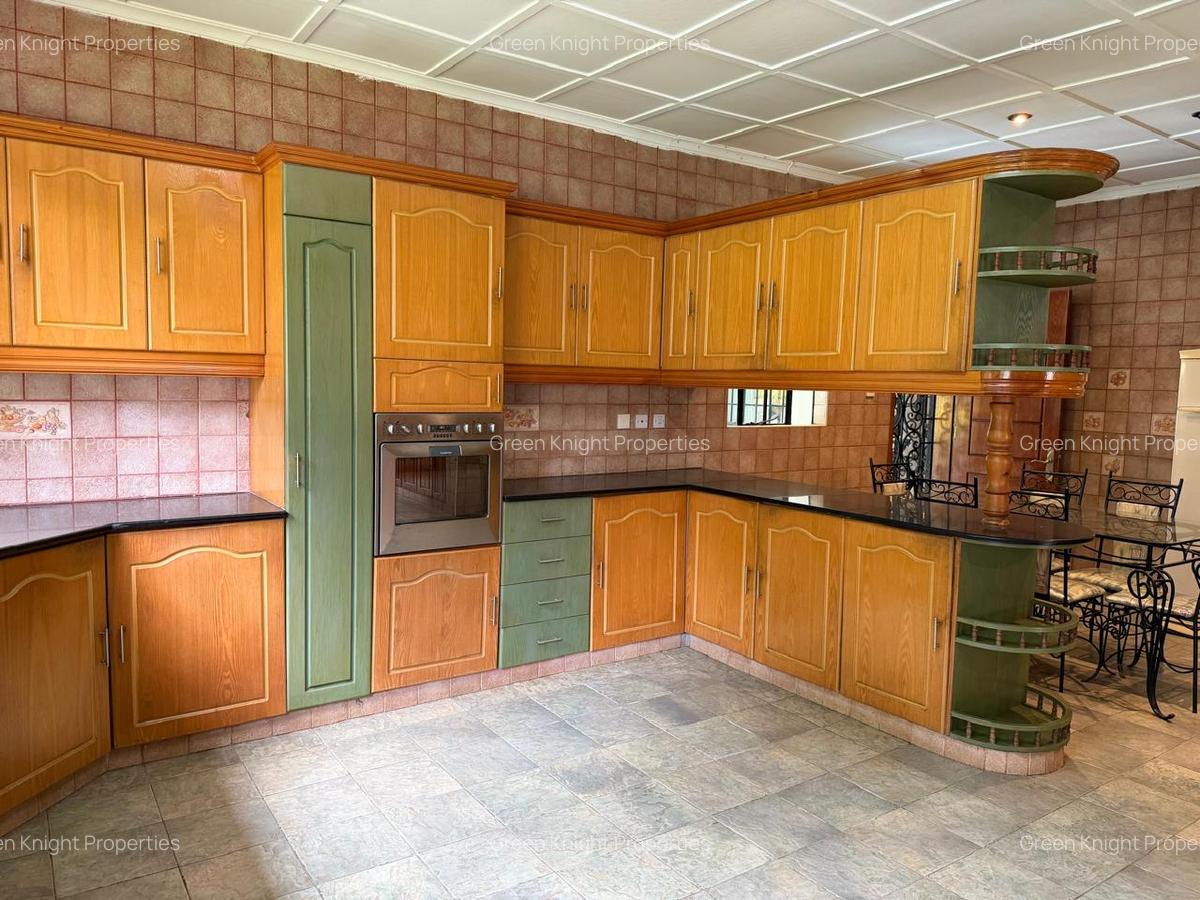 5 Bed House with En Suite in Runda - 11