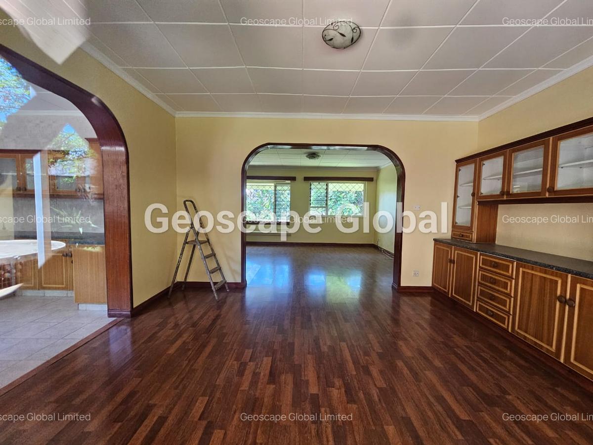 4 Bed House with En Suite in Lavington - 10