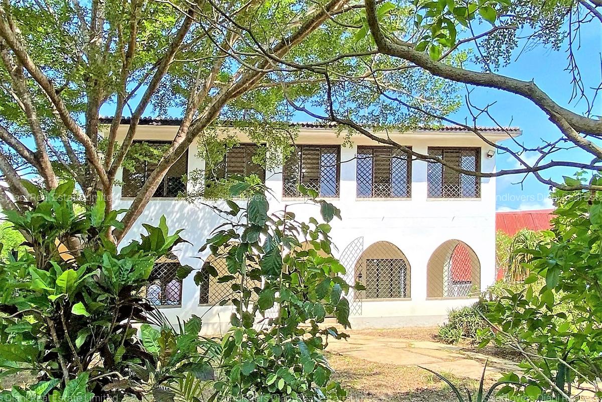 5 Bed Villa with Swimming Pool in Diani - 4
