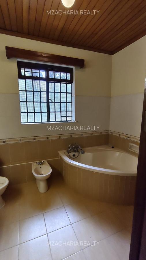 5 Bed House with En Suite in Nyari - 11