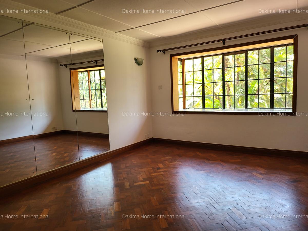 5 Bed House with En Suite in Runda - 14