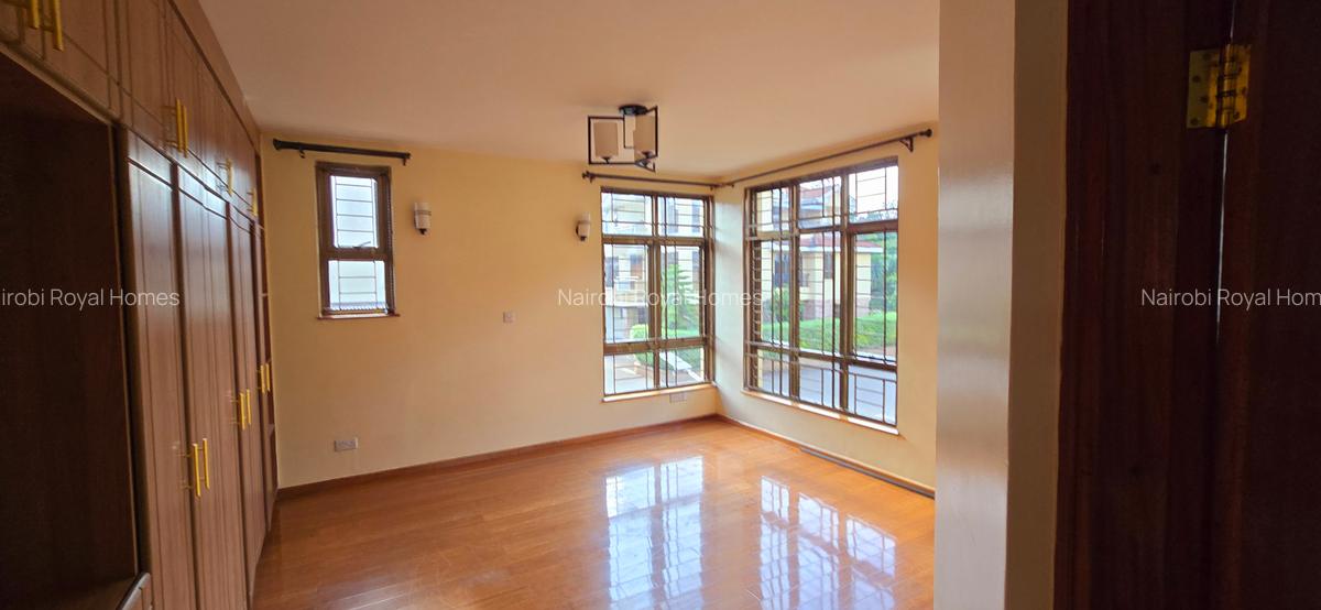 6 Bed Townhouse with En Suite at Lavington Green - 4