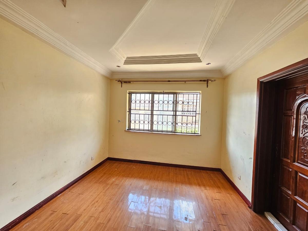 5 Bed House with En Suite in Lavington - 10