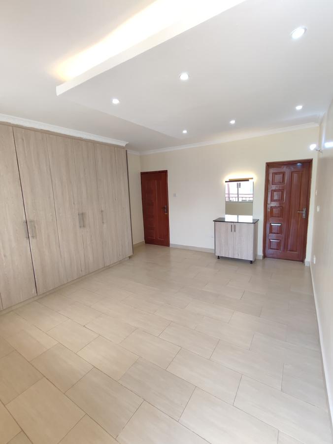 4 Bed Townhouse with En Suite at Gateway Mall - 17