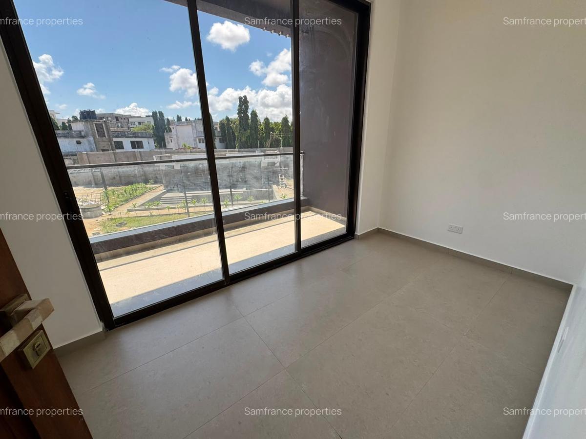 4 Bed Townhouse with En Suite at Lakers Road - 8