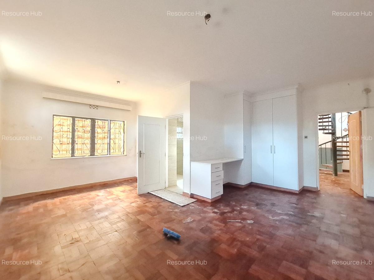 6 Bed House with En Suite at Lavington - 9