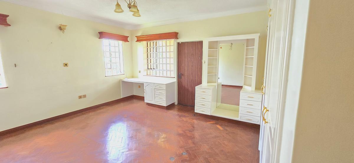 5 Bed House with En Suite at Flem Tree - 12