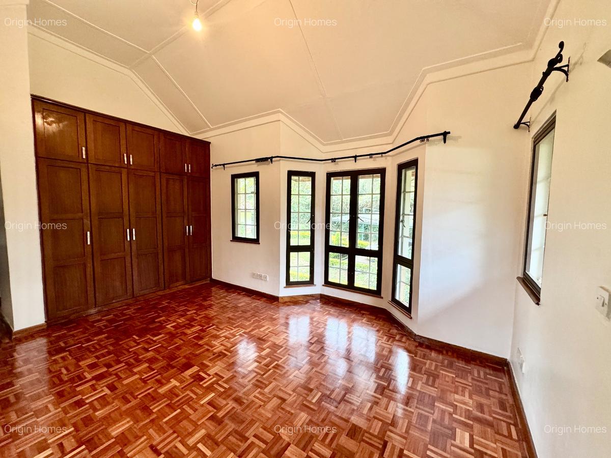 5 Bed House with En Suite at Rosslyn - 14