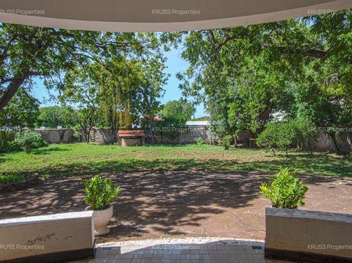 4 Bed House with En Suite at Hs71 - 2