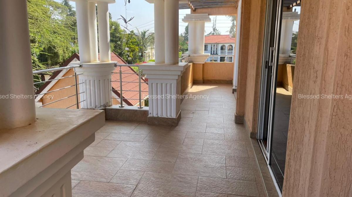 5 Bed Townhouse with En Suite in Ridgeways - 2