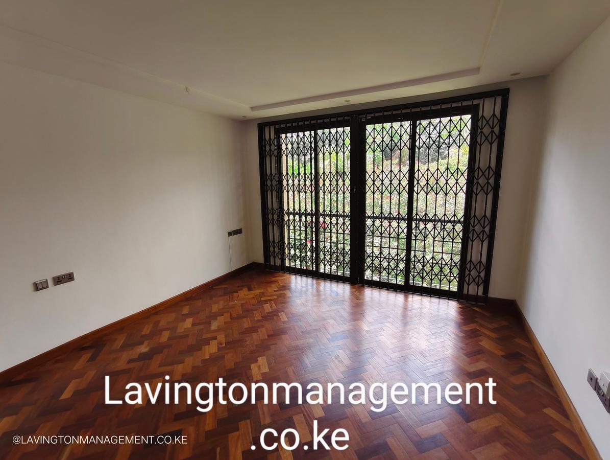 5 Bed House with En Suite at Lavington Green - 12