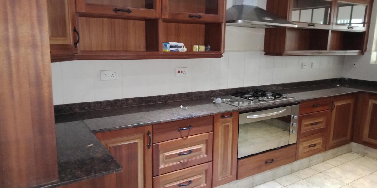 5 Bed Townhouse with En Suite in Lavington - 6