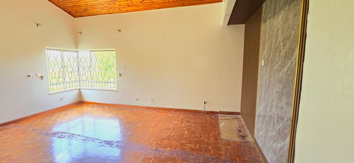 5 Bed House with En Suite at Flem Tree - 7
