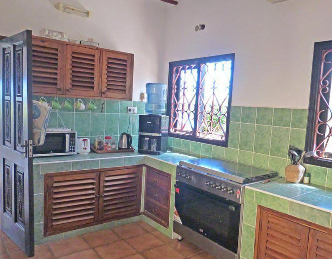 5 Bed Villa with En Suite at Paparemo - 12