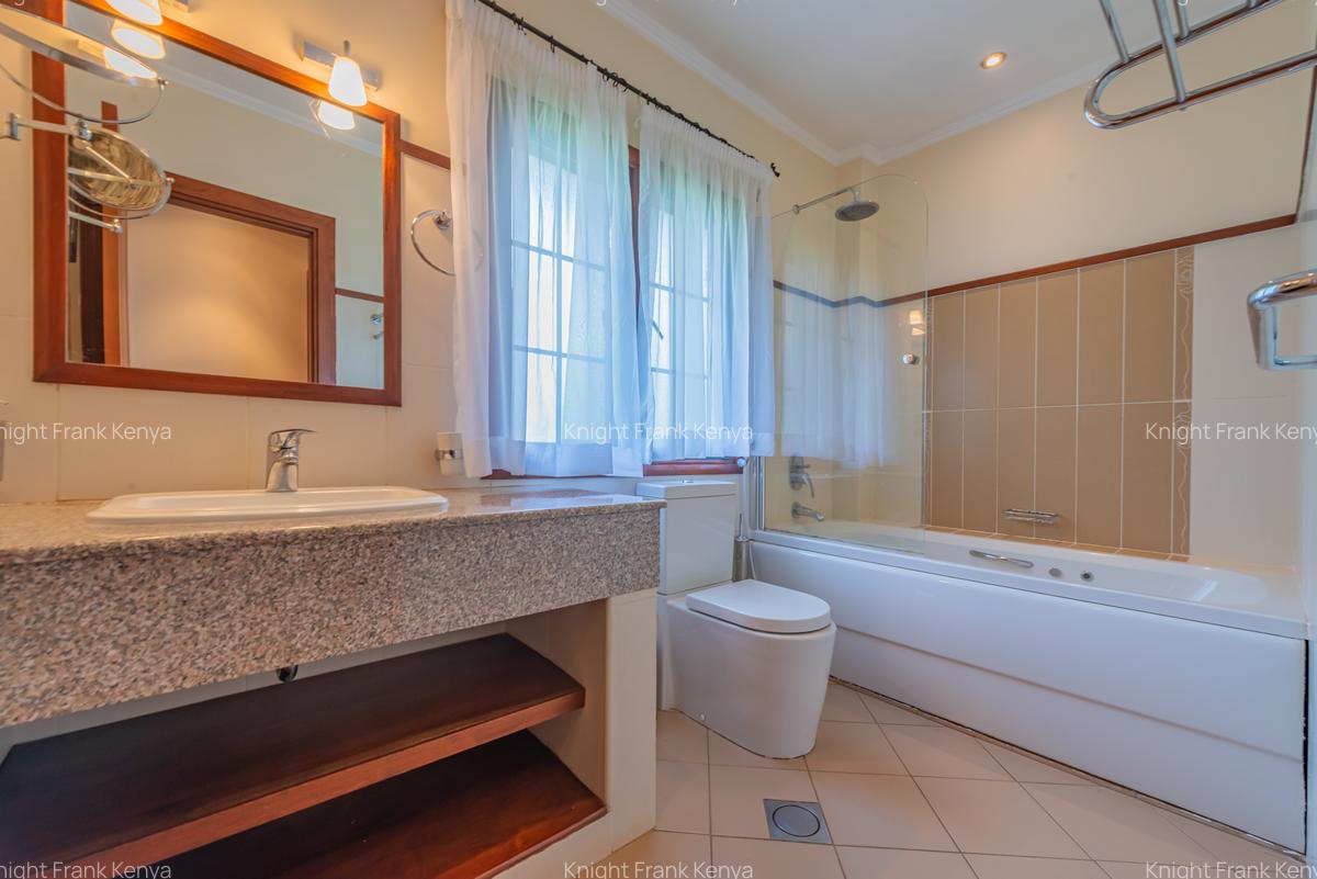 3 Bed House with En Suite in Ridgeways - 13