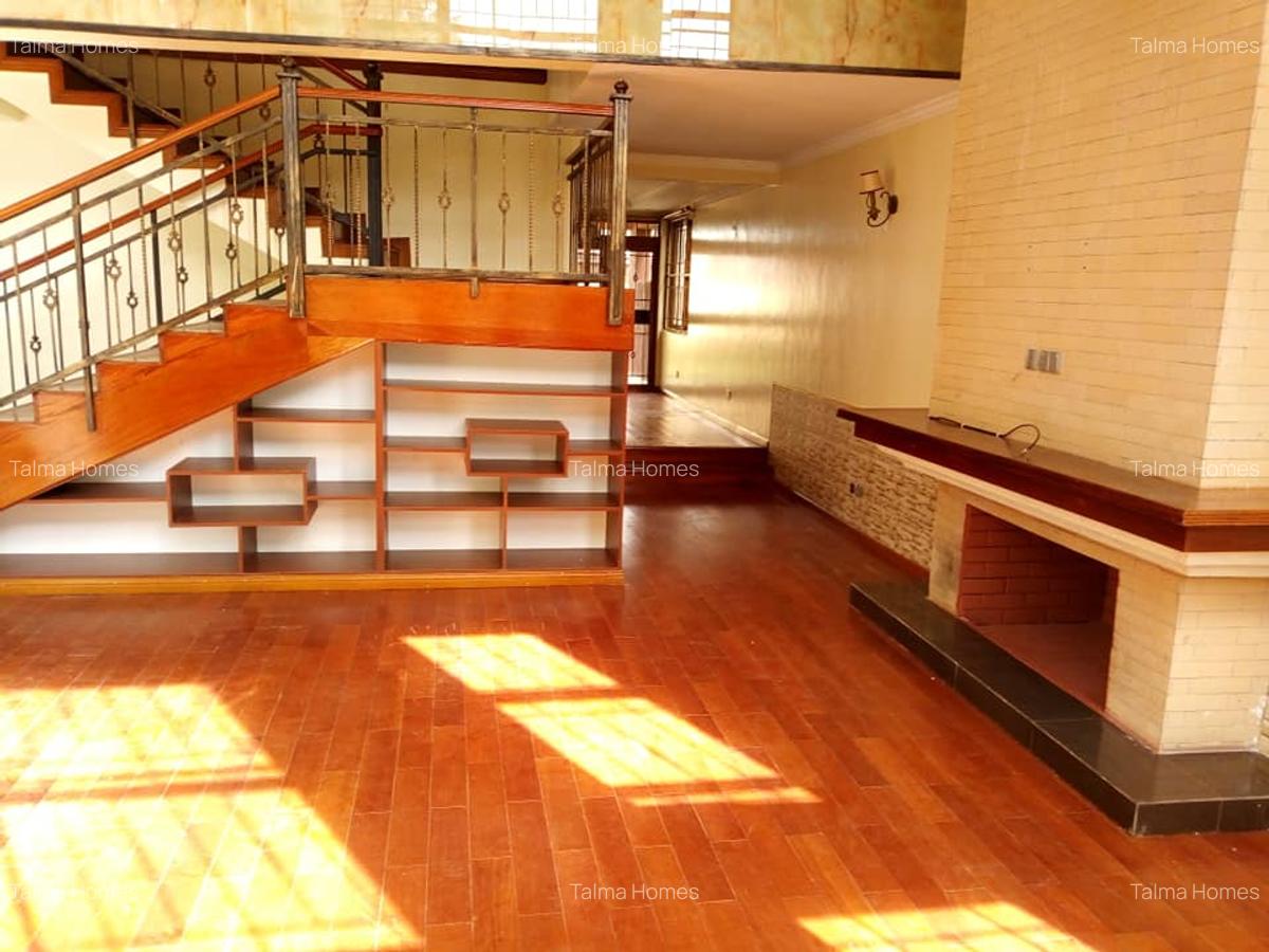 5 Bed Townhouse with En Suite at Lavington - 2