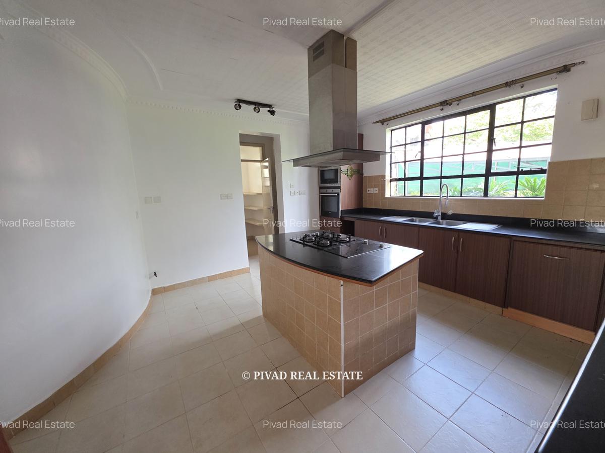 4 Bed Townhouse with Swimming Pool in Garden Estate - 5