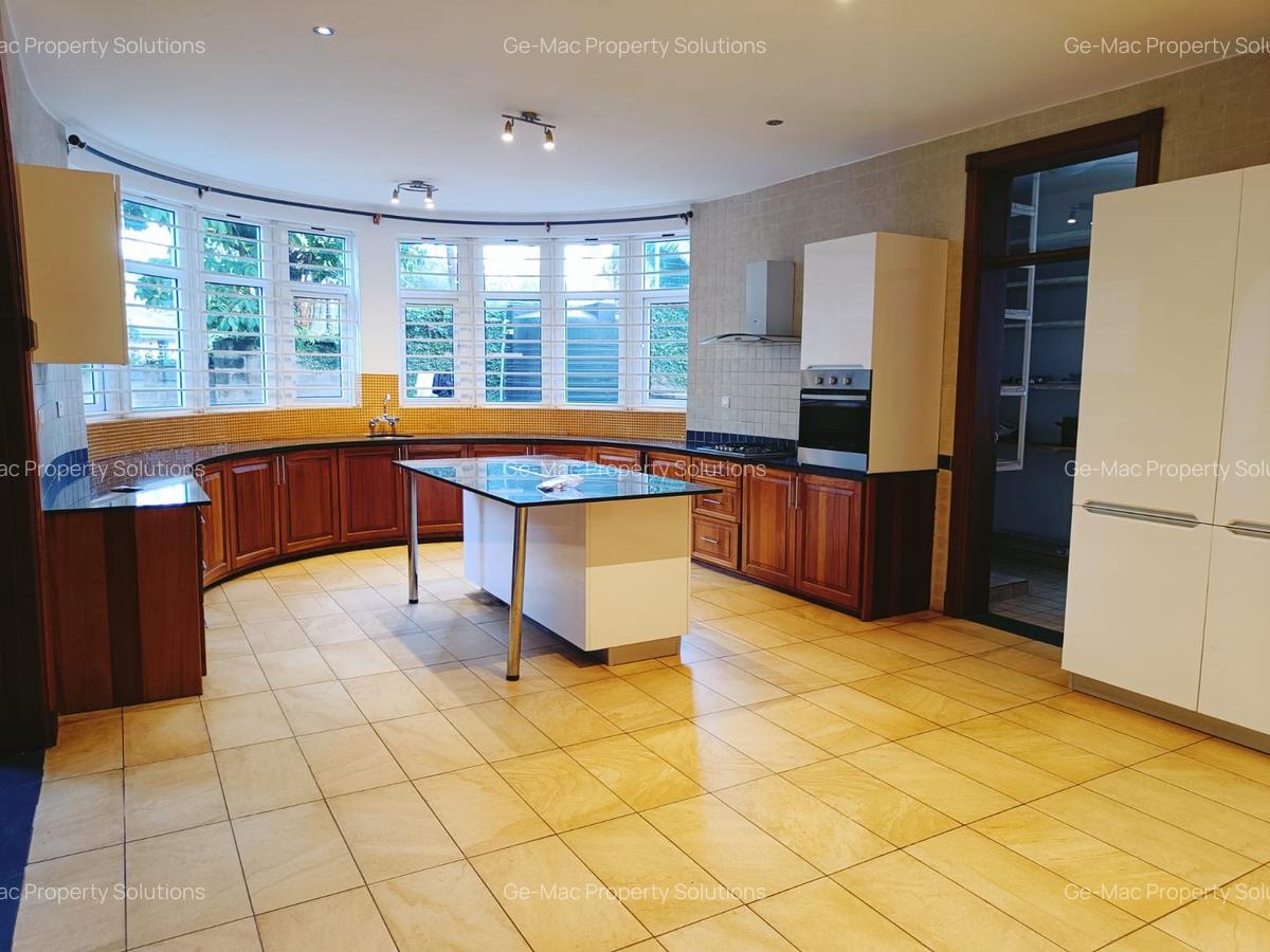 5 Bed House with En Suite in Rosslyn - 6