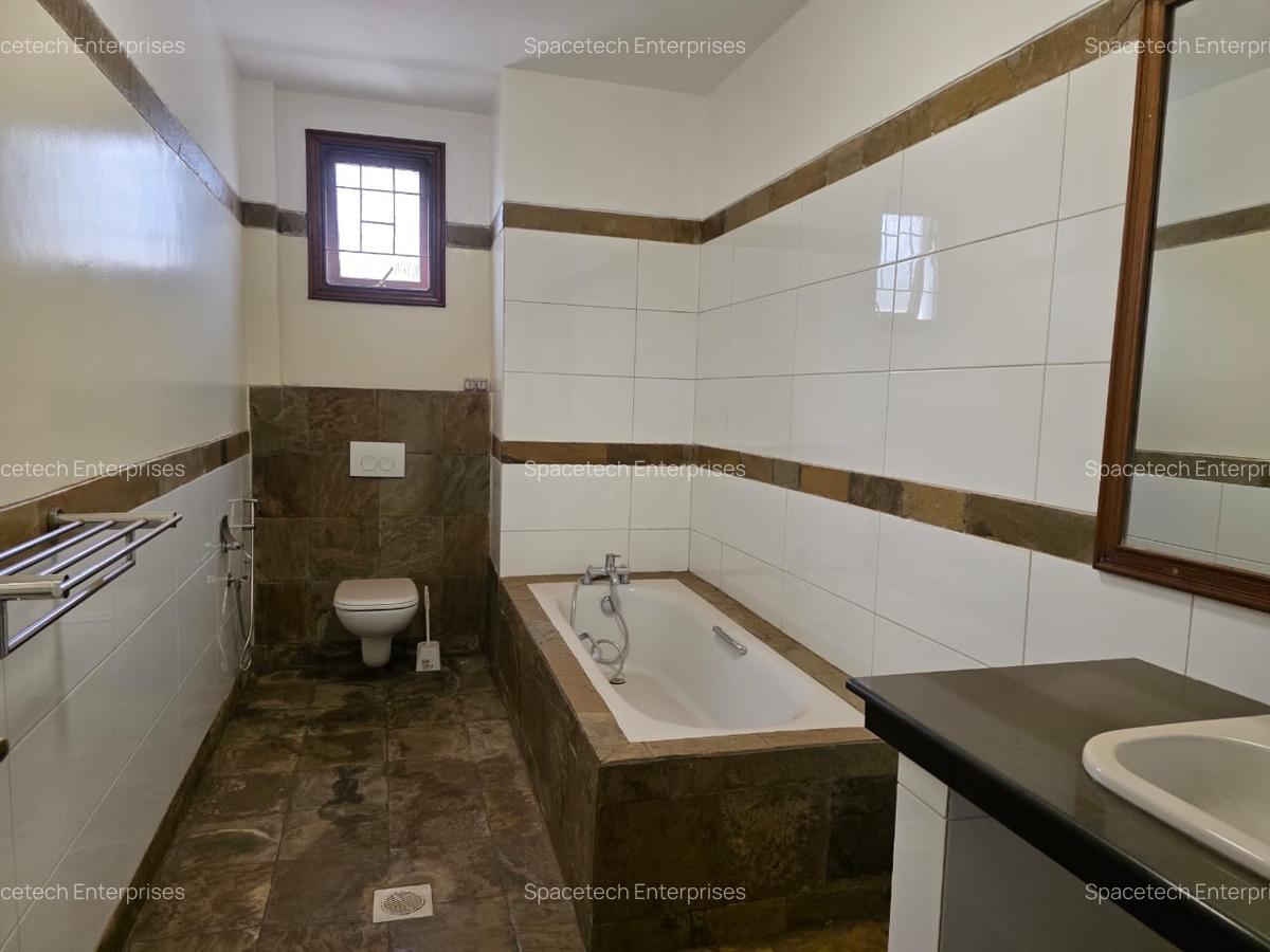 3 Bed Apartment with En Suite in Riverside - 9