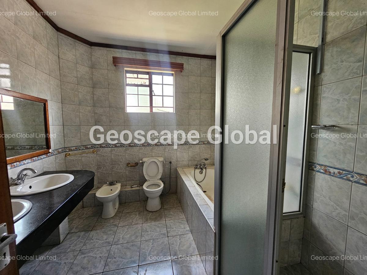 5 Bed House with En Suite in Runda - 7