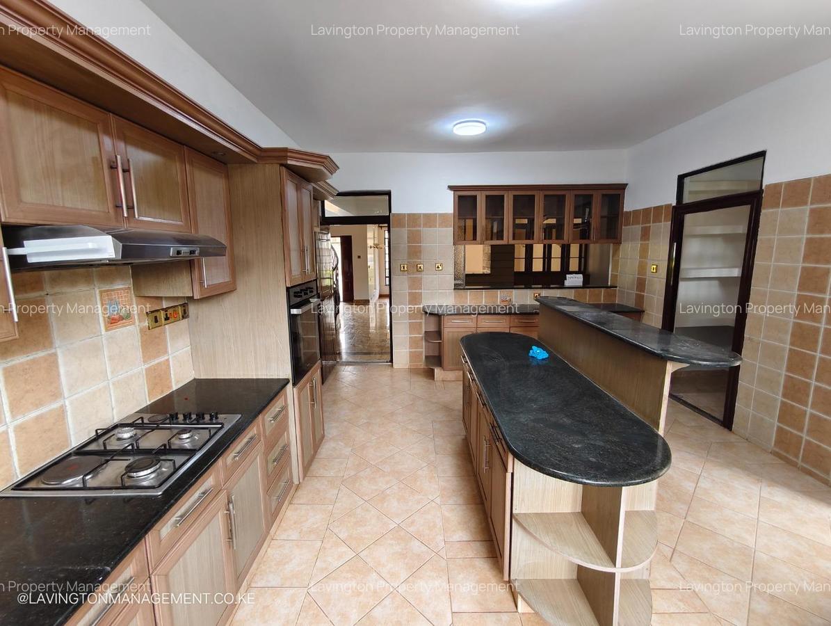 5 Bed Villa with En Suite at Lavington Green - 5