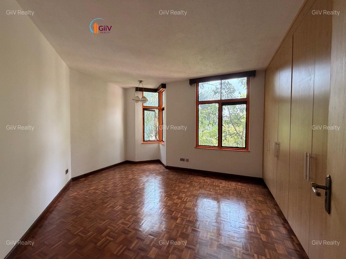 4 Bed Apartment with En Suite in Riverside - 10