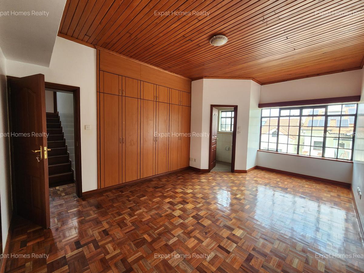 5 Bed House with En Suite in Lavington - 8