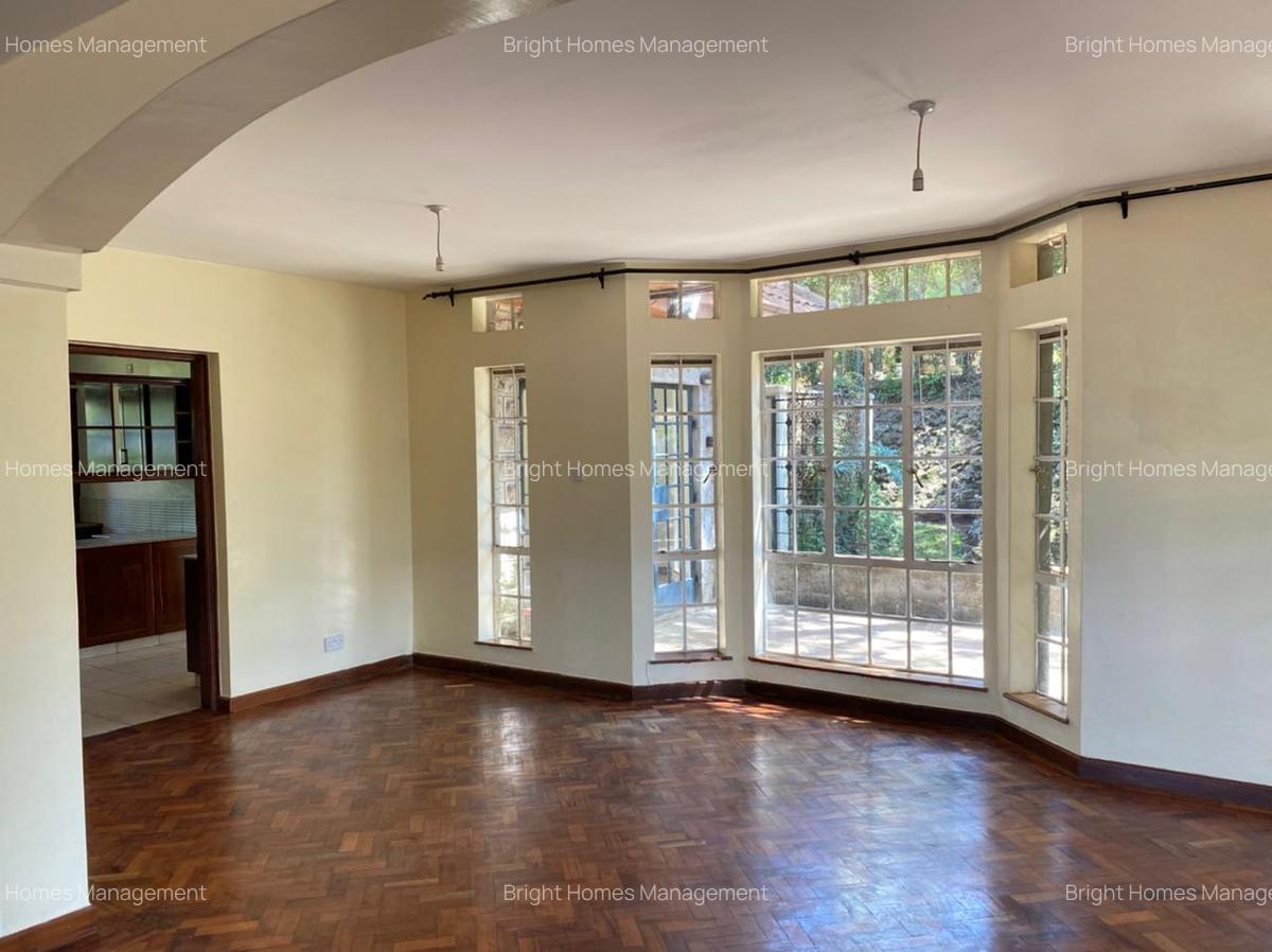 5 Bed Villa with En Suite in Rosslyn - 4