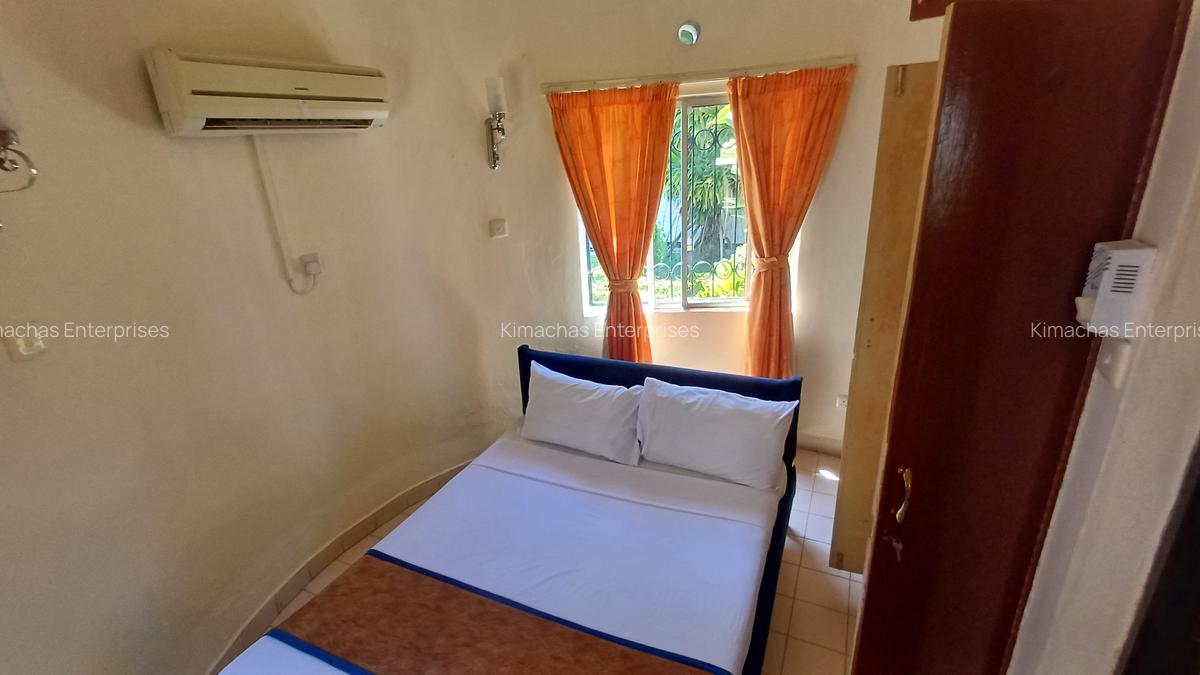 Serviced 1 Bed Apartment with En Suite at 1St Avenue - 9