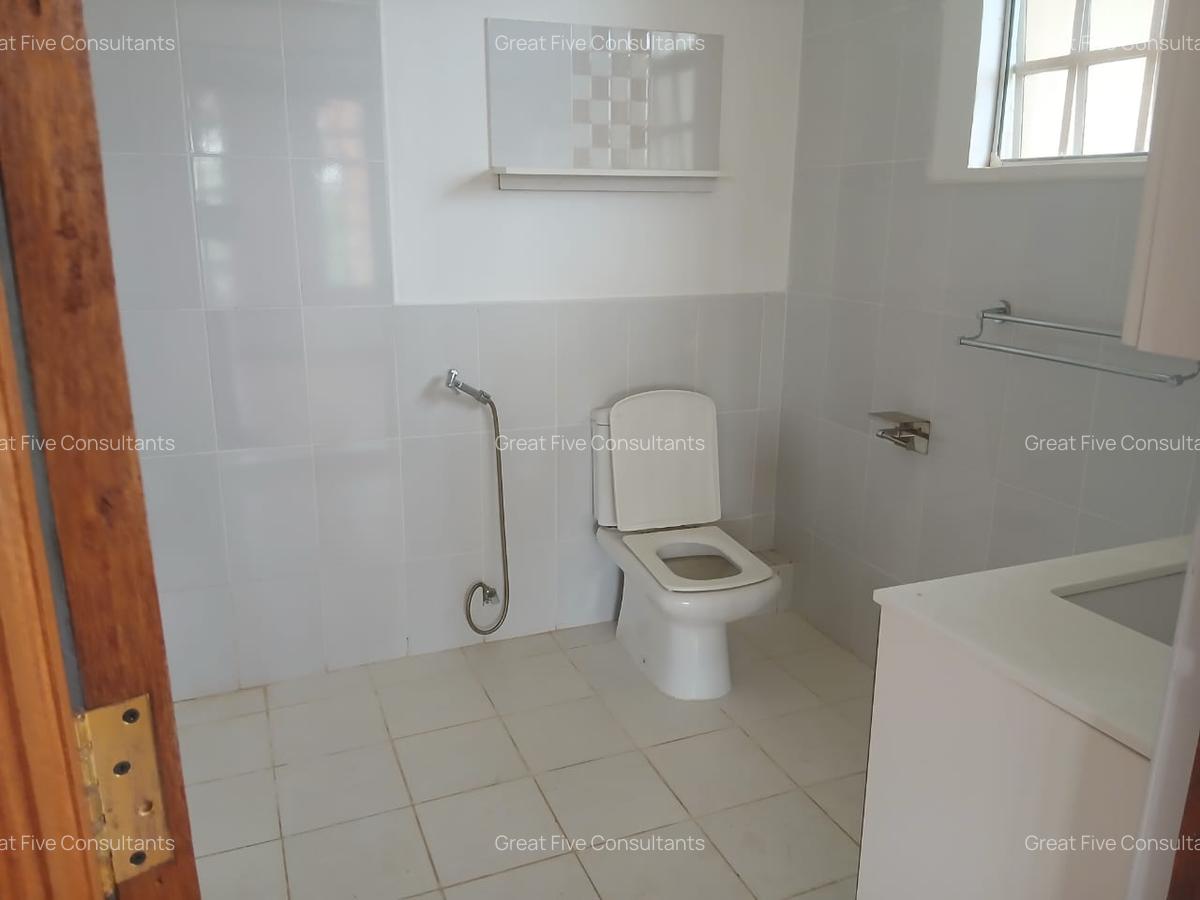 4 Bed Villa with En Suite in Redhill - 15