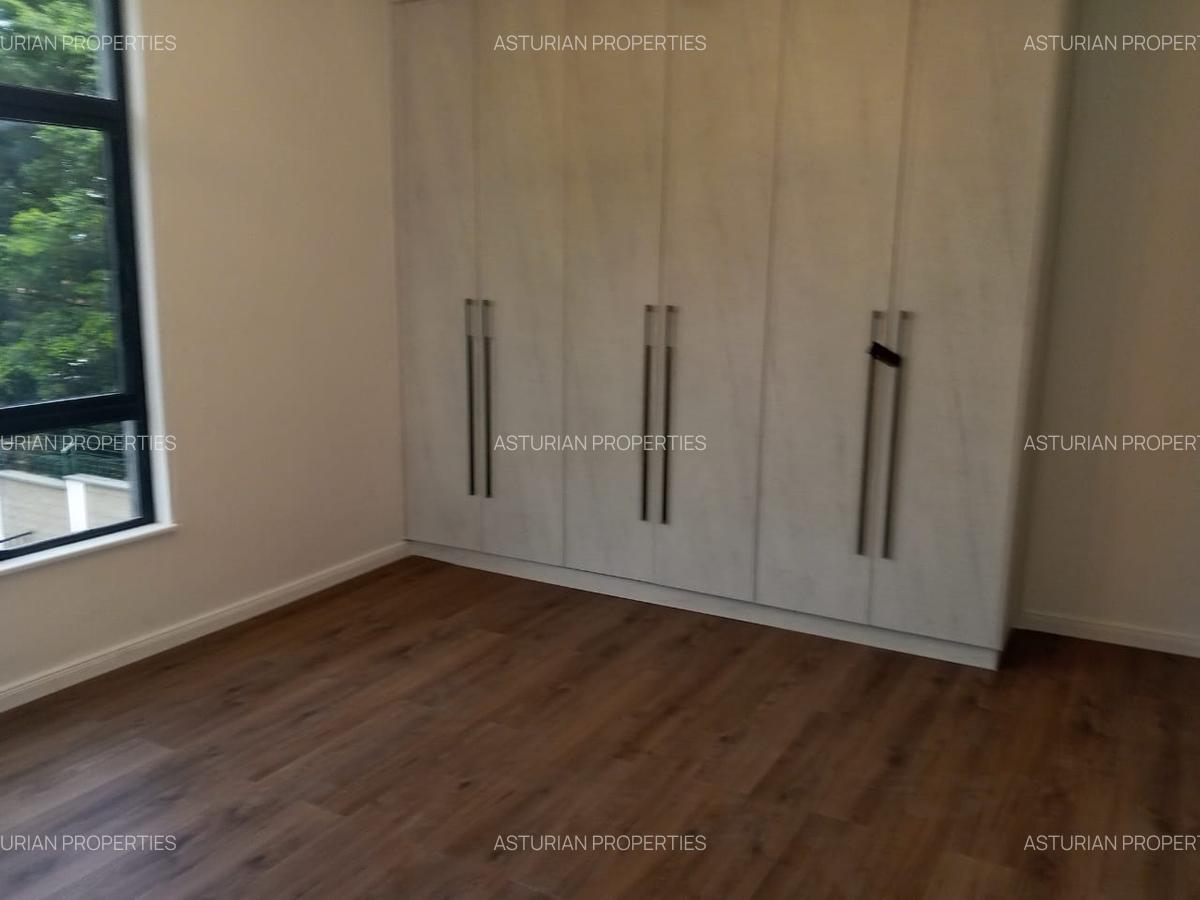 5 Bed Townhouse with En Suite in Lavington - 2