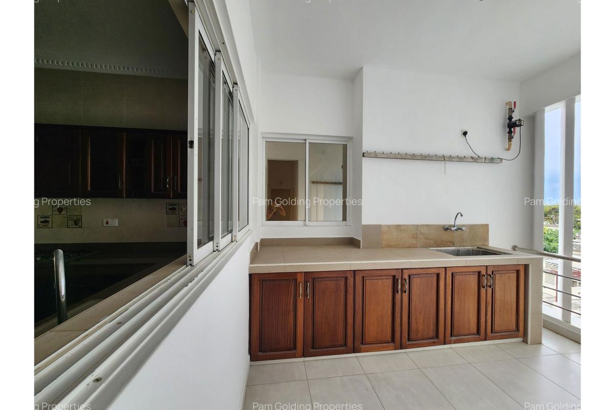 3 Bed Apartment with En Suite at Greenwood Drive - 8