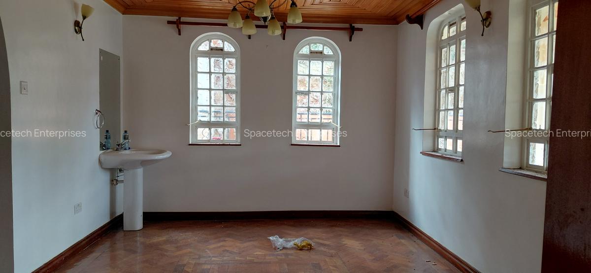 5 Bed House with En Suite in Nyari - 9