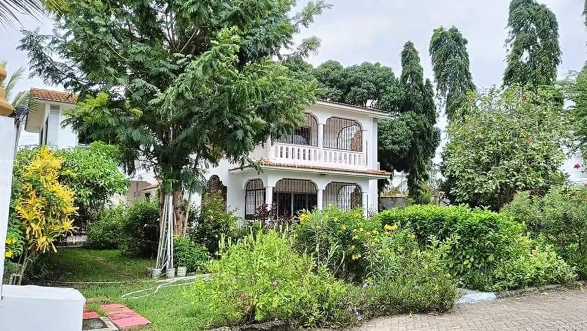 4 Bed Villa with En Suite at Links Road - 1