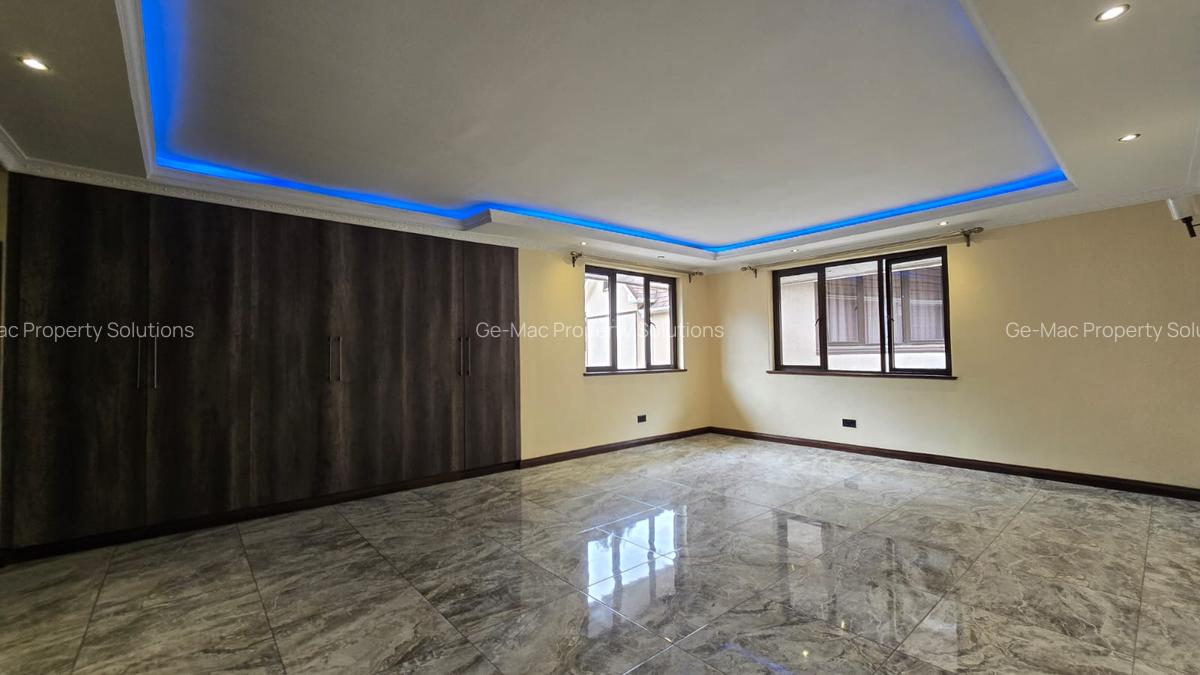 5 Bed House with En Suite in Lavington - 11