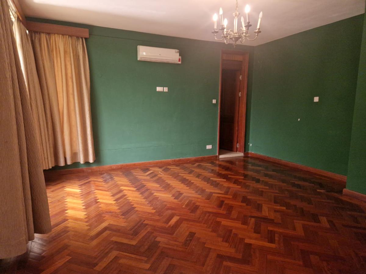 5 Bed House with En Suite in Lavington - 13