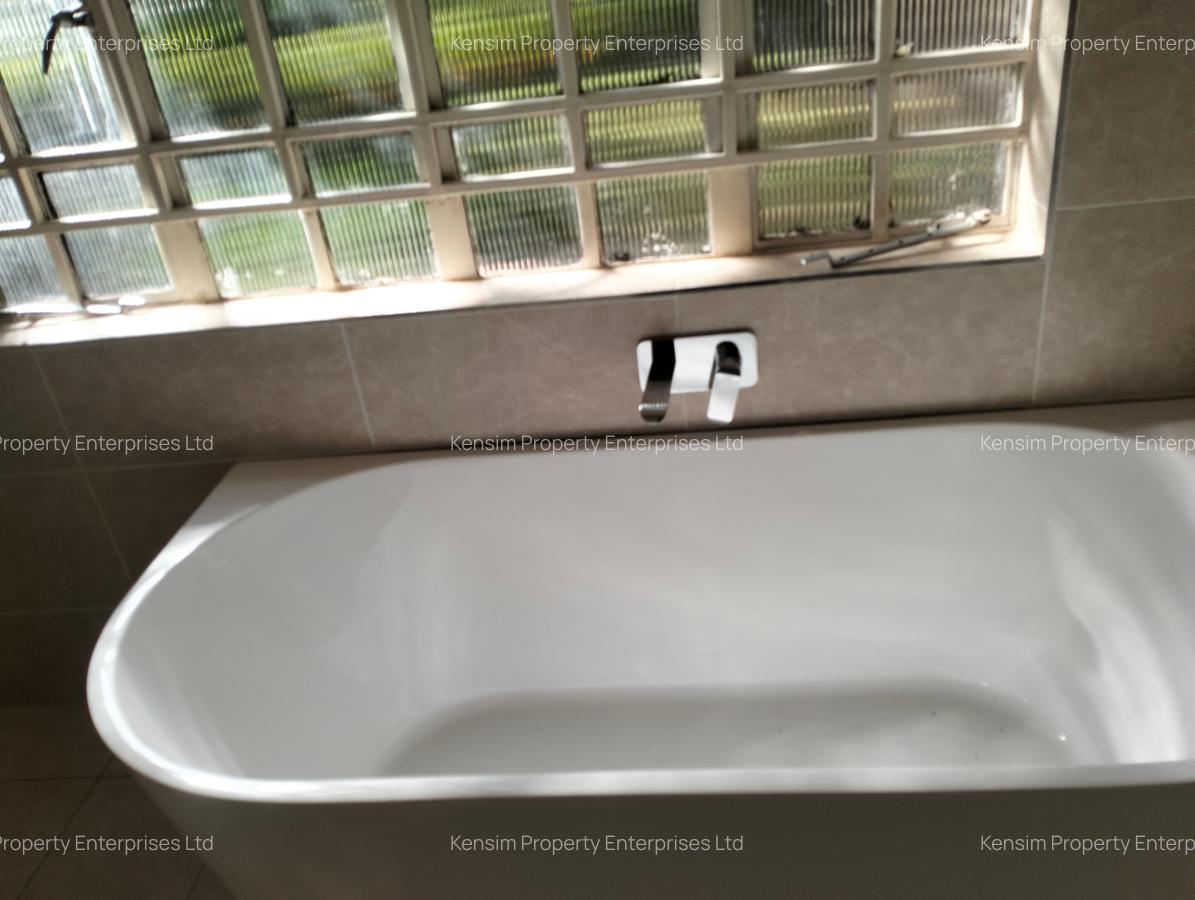 4 Bed House with En Suite in Lavington - 20