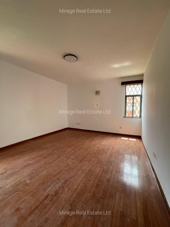 4 Bed Apartment with Swimming Pool in Riverside - 19