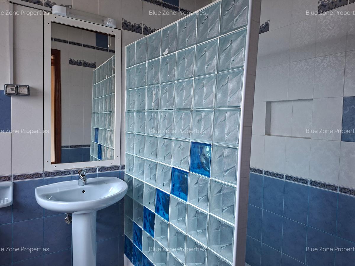 5 Bed House with En Suite at Benin Dr - 17