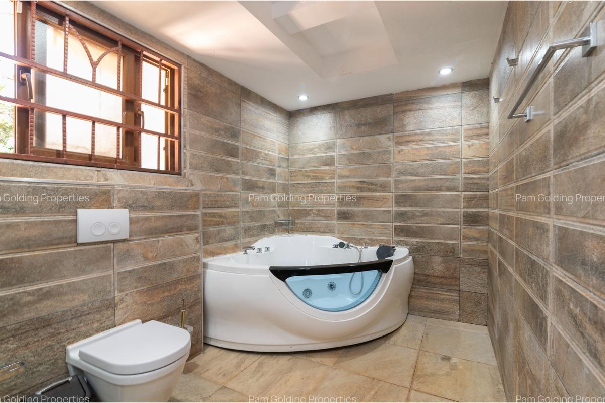 7 Bed House with En Suite in Kyuna - 14