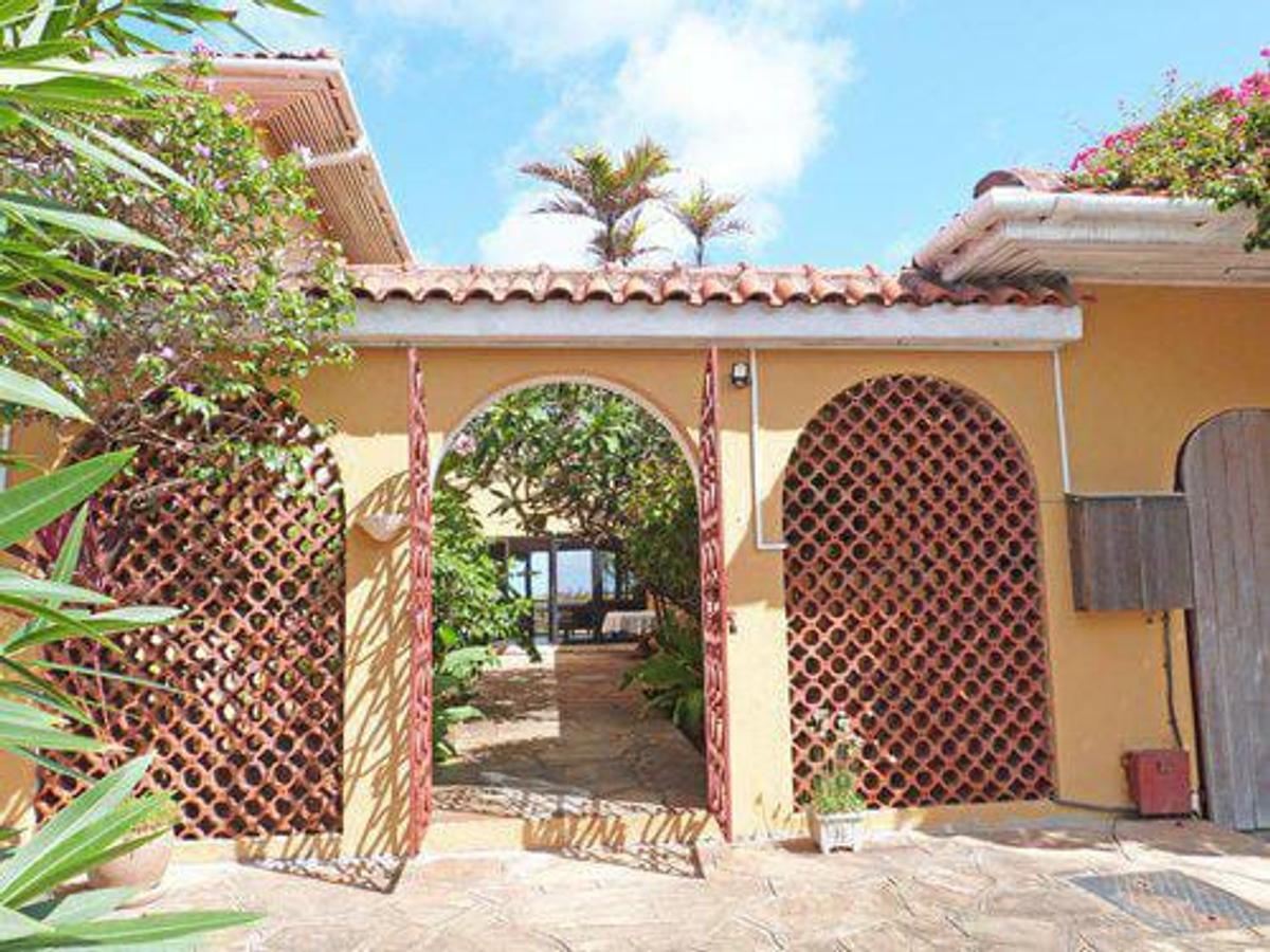 5 Bed Villa with En Suite at Paparemo - 2