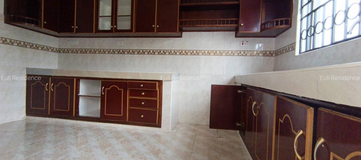 3 Bed Apartment with En Suite at Lantana Rd - 8