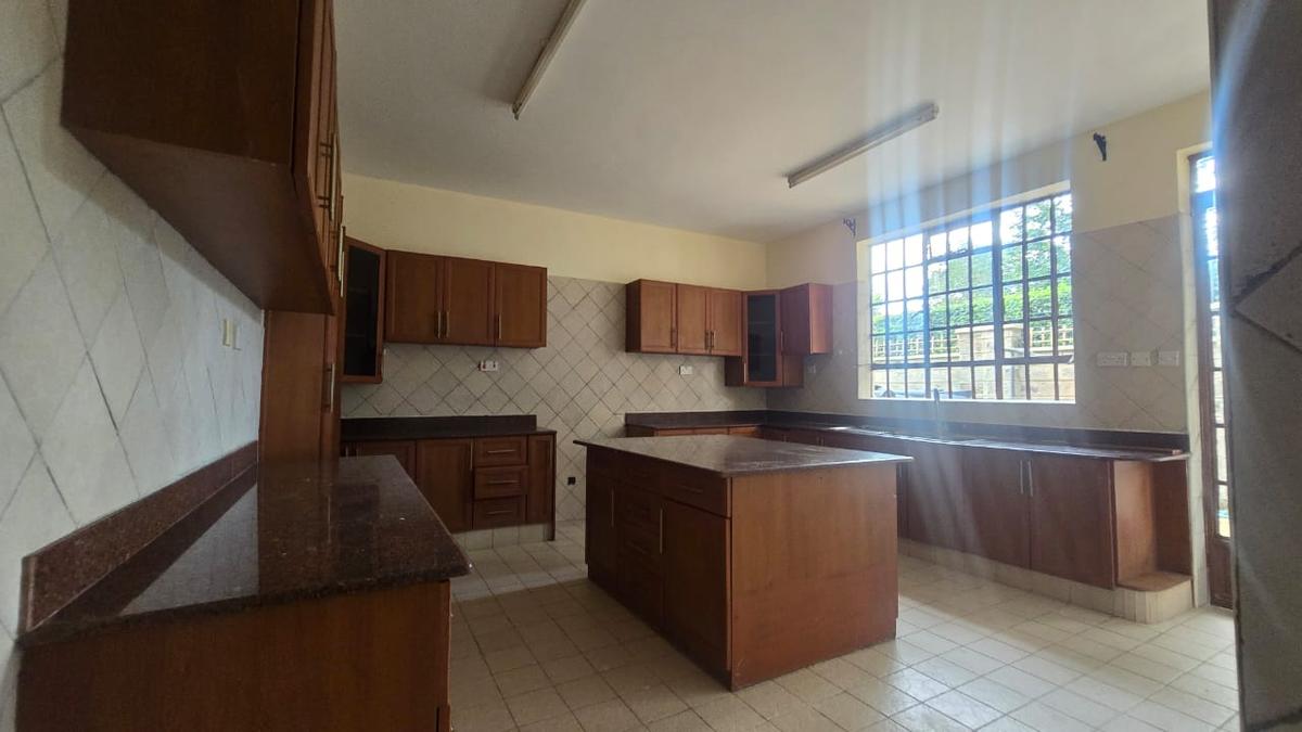 5 Bed Townhouse with En Suite in Lavington - 6