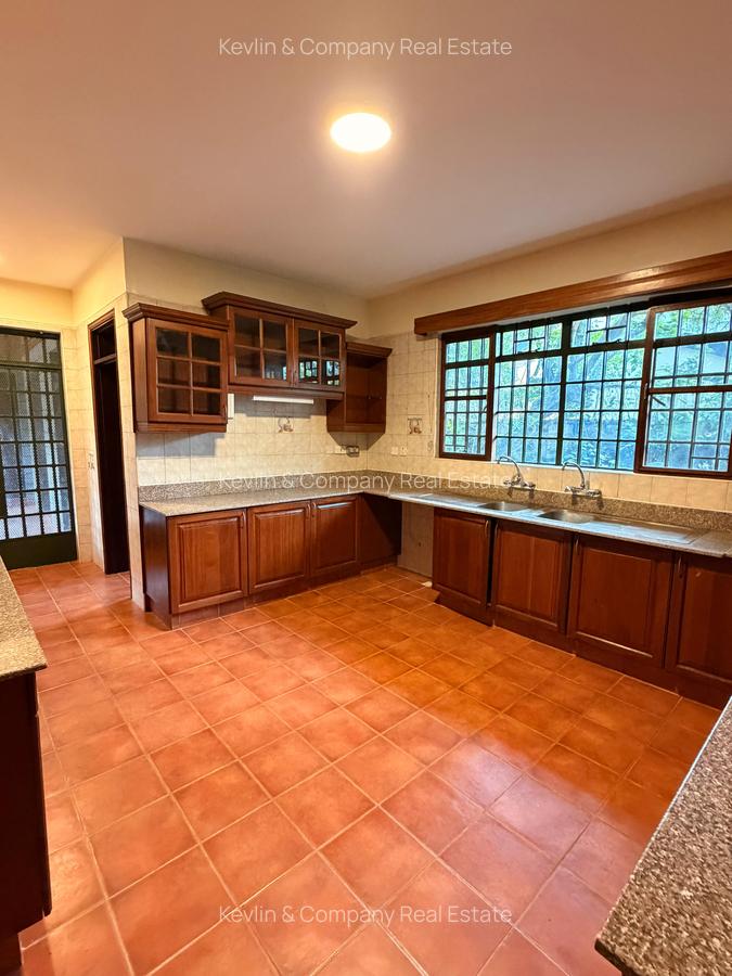 5 Bed Villa with En Suite in Nyari - 9